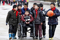 同學(xué)就是手足！安徽一男孩患病無法行走 被照顧7年