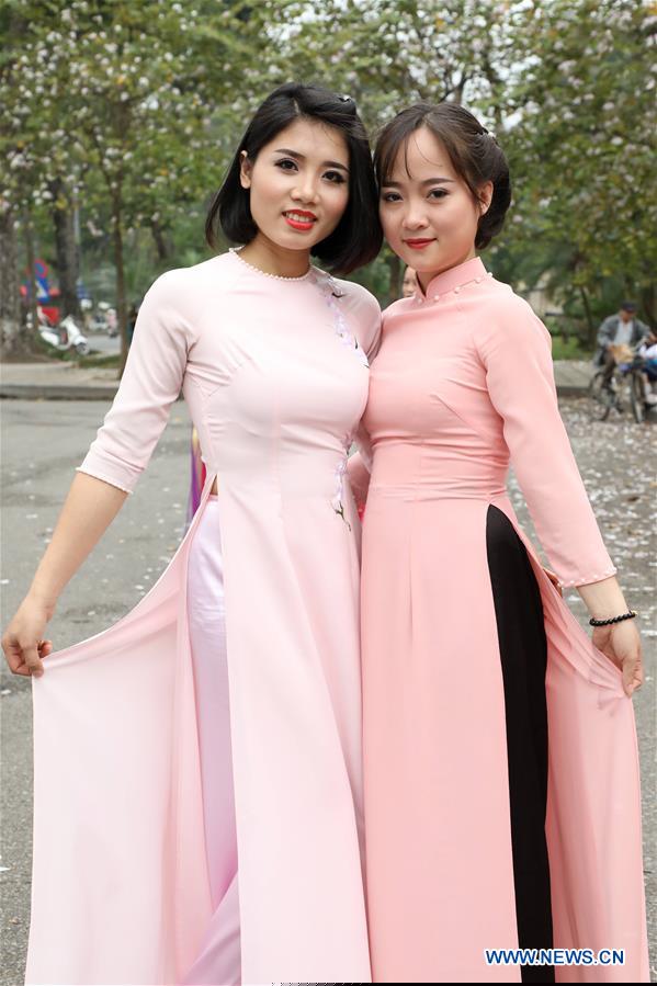 VIETNAM-HANOI-WOMAN-AO DAI
