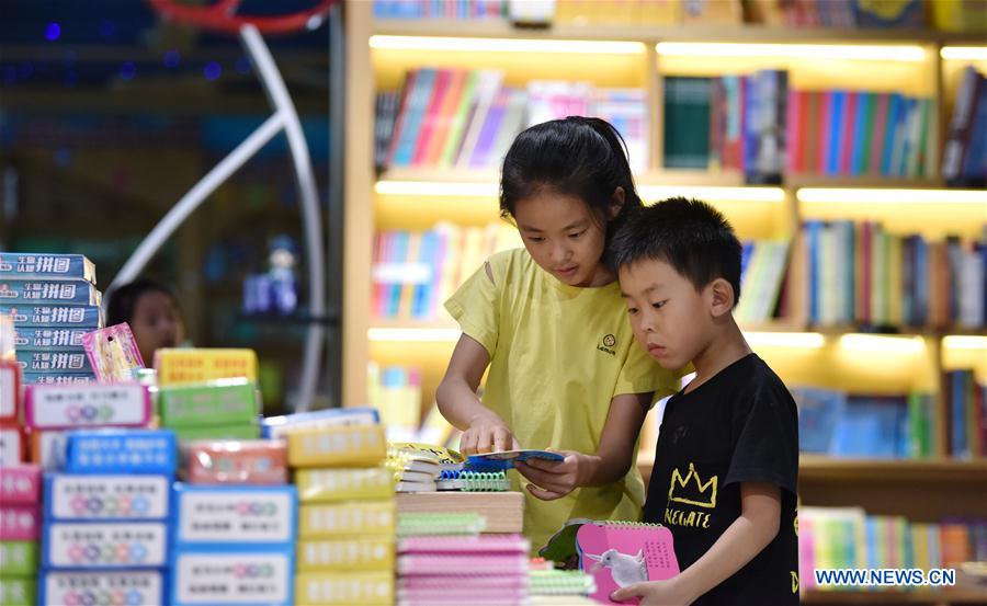CHINA-HEBEI-DINGZHOU-BOOKSTORE-READING (CN)