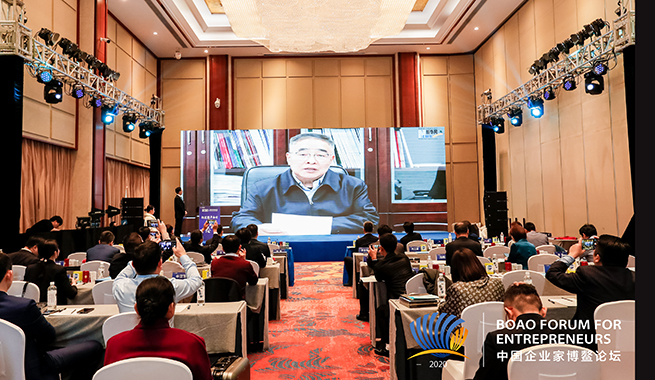 國(guó)家榮譽(yù)稱號(hào)獲得者、中國(guó)工程院院士、天津中醫(yī)藥大學(xué)校長(zhǎng)張伯禮在視頻致辭