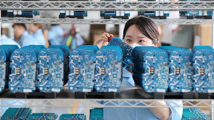 【財(cái)經(jīng)翻譯官】中國(guó)新能源汽車產(chǎn)銷量緣何連續(xù)七年全球居首？