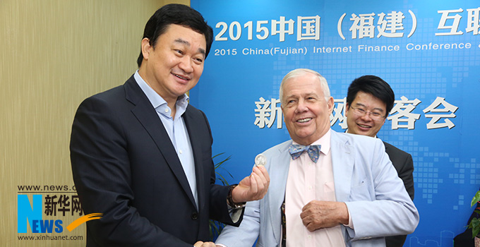 羅杰斯參加思客會(huì)，與新華網(wǎng)董事長、總裁田舒斌親切交談。