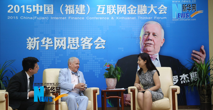 羅杰斯接受新華網(wǎng)思客專訪。