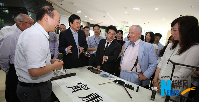 羅杰斯參觀新華網(wǎng)福建分公司。