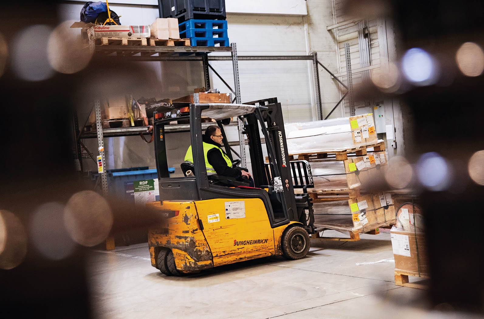 2024年4月29日，工人在位于匈牙利布达佩斯的切佩尔港物流园仓储区域运输货物。中欧商贸物流合作园区成立于2012年11月，是中国在欧洲地区建设的首个商贸物流型境外经贸合作区 张帆摄/本刊