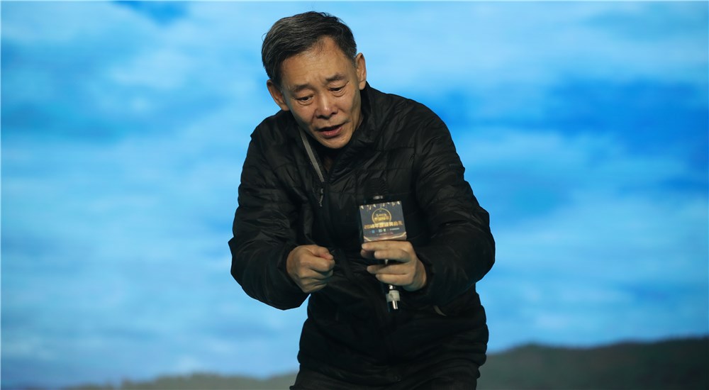 演員李光復(fù)現(xiàn)場(chǎng)表演第六位年度感動(dòng)人物&ldquo;超能大叔&rdquo;何永云的故事