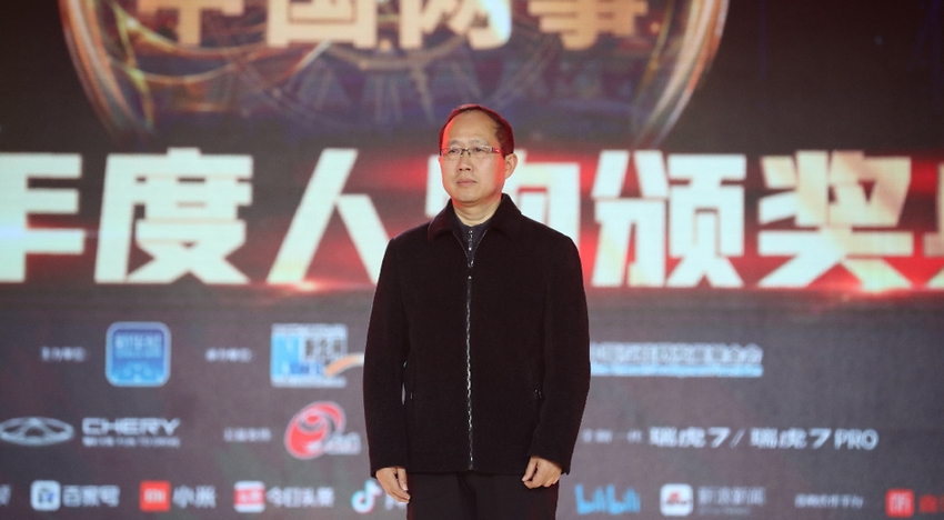 現(xiàn)場(chǎng)向&ldquo;時(shí)代楷模"張富清頒發(fā)特別致敬獎(jiǎng)