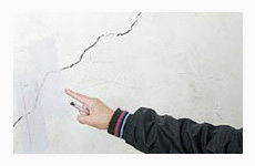 北京豐臺翠林三里區(qū)老房墻體開裂 居民驚心