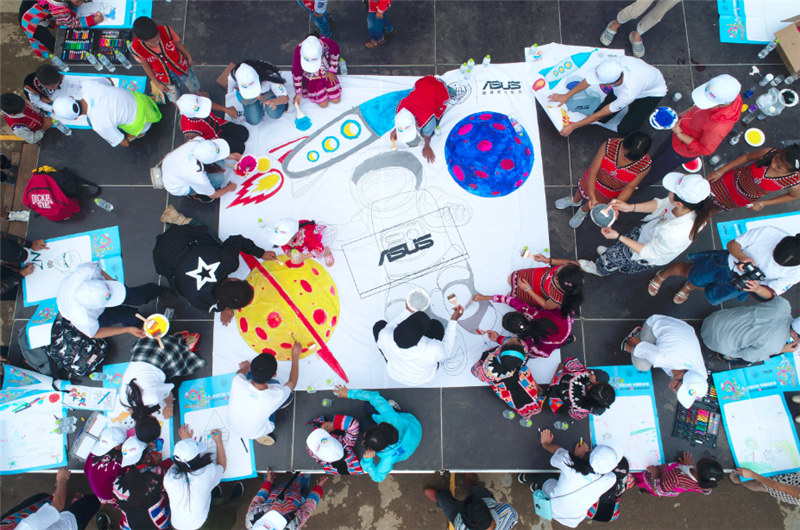 e創(chuàng)公益大使、志愿者和小朋友一同夢(mèng)想涂鴉