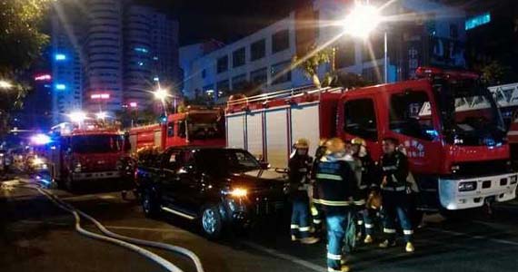 ?？诩瘟甏髲B電纜井起火 玻璃掉落致1人重傷