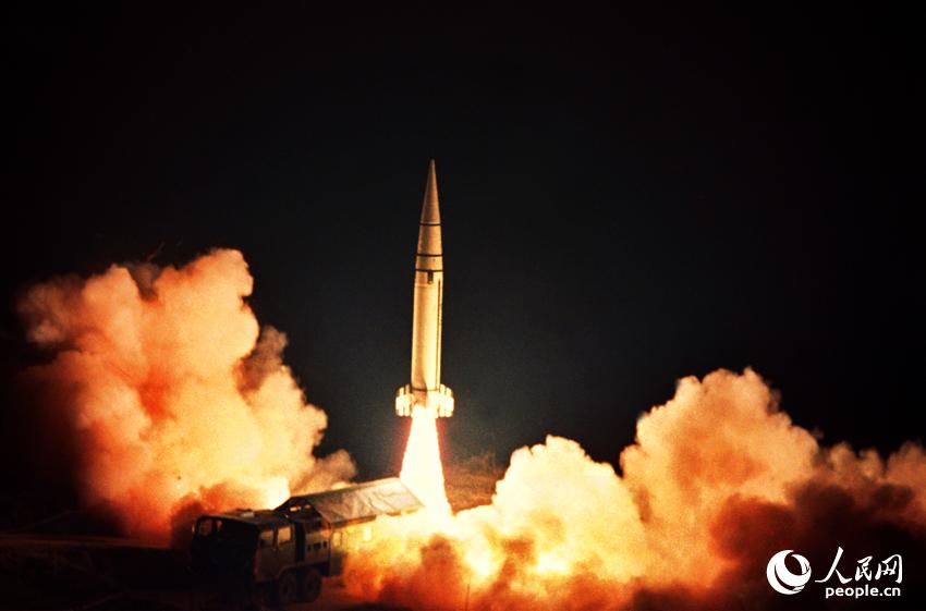 戈壁驚雷。馮根鎖攝