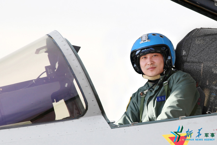 &uarr;戰(zhàn)機上準(zhǔn)備起飛的張超。