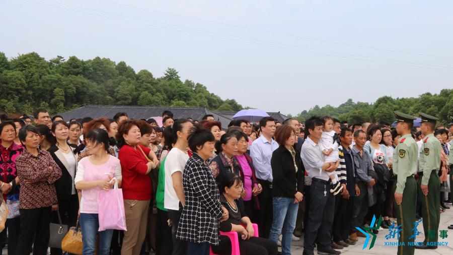 &uarr;張超烈士骨灰安葬儀式現(xiàn)場(chǎng)，岳陽(yáng)的父老鄉(xiāng)親紛紛來(lái)給張超送別。