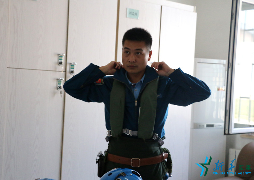 &uarr;資料圖片：張超嚴(yán)格按規(guī)定著裝參加飛行訓(xùn)練。