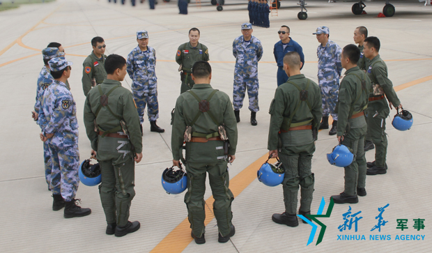 飛行后，黨委班子現場講評飛行情況。