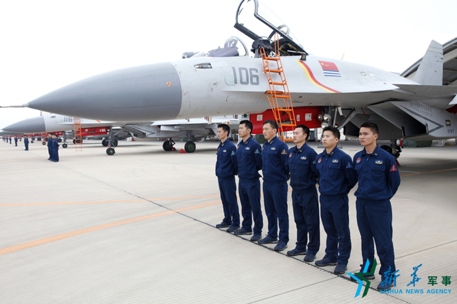 &uarr;機務官兵為戰(zhàn)鷹保駕護航。