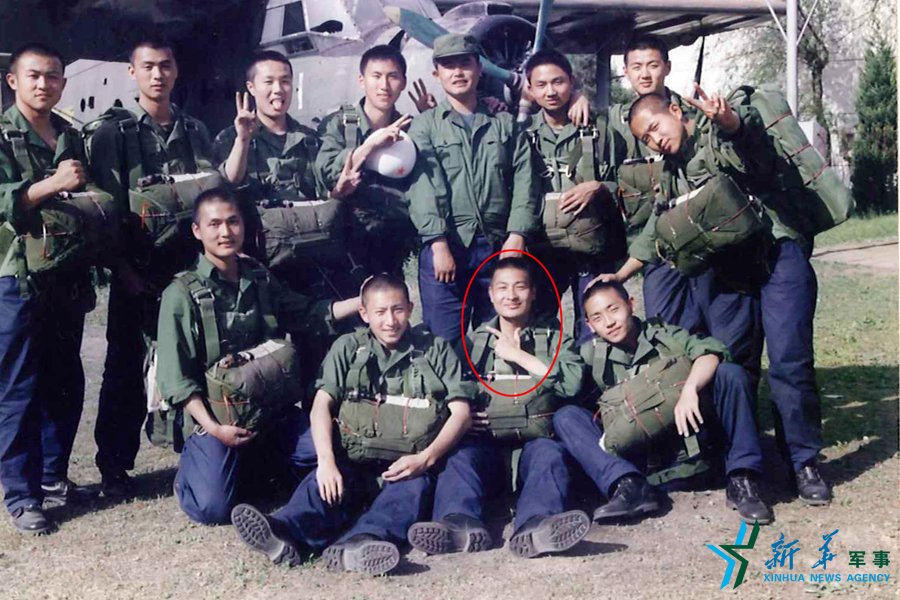 &uarr;資料圖片：張超跳傘前合影留念。