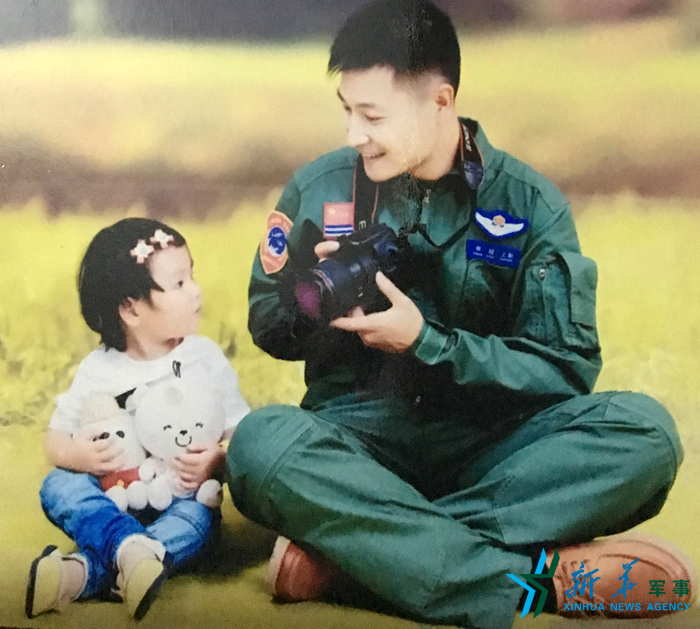 &uarr;資料圖片：被選為艦載戰(zhàn)斗機(jī)飛行員的張超與女兒合影。