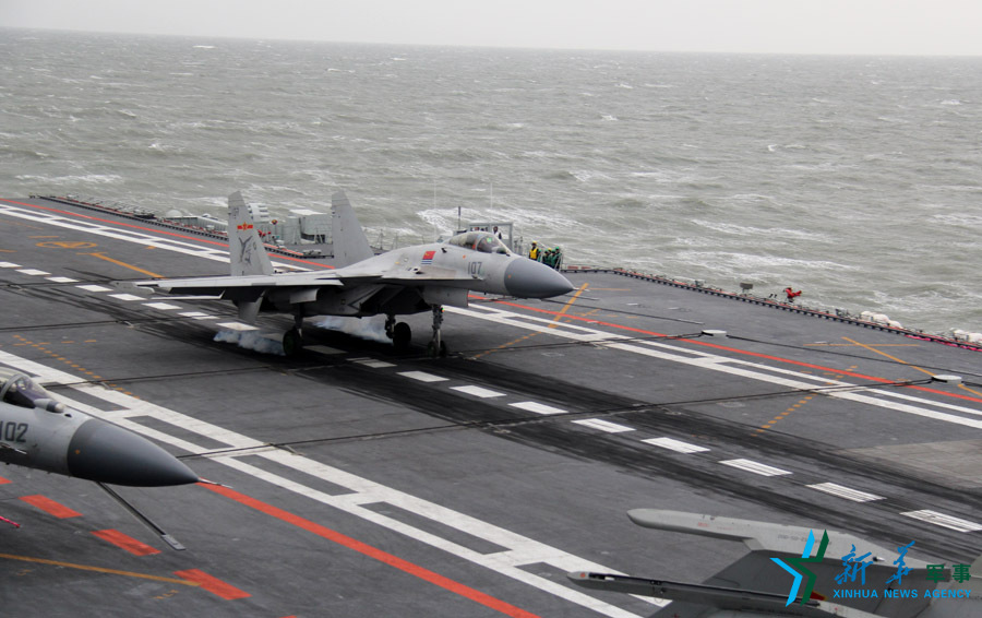 &uarr;資料圖片：艦載戰(zhàn)斗機下落著艦瞬間。