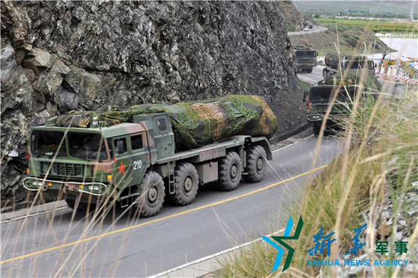 &uarr;向疏散隱蔽地域?qū)嵤└咚贆C(jī)動。（宋來蕤攝）