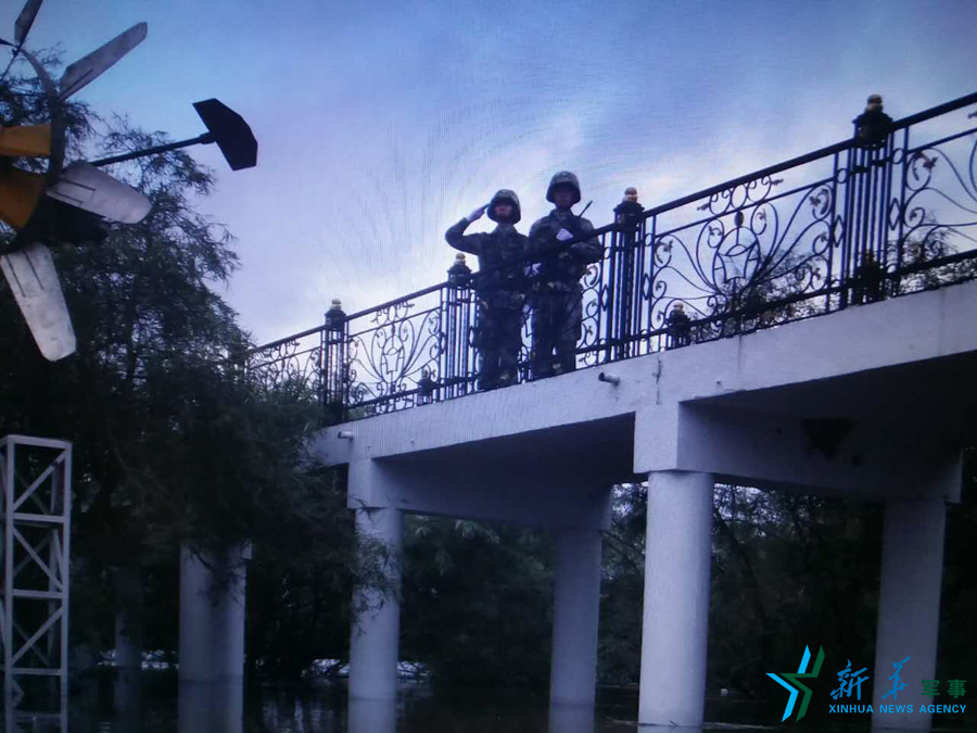 &uarr;中秋佳節(jié)，珍寶島的官兵在洪水中的堅(jiān)守。