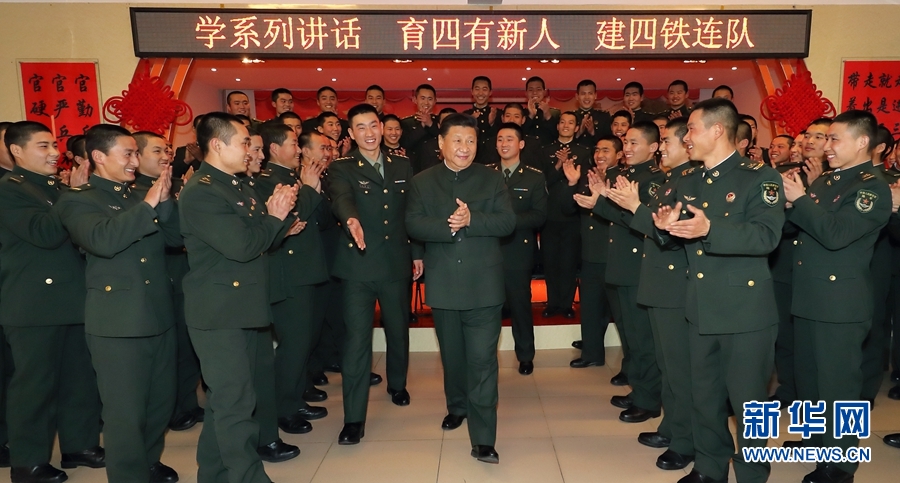 1月23日，習近平專程來到陸軍第65集團軍，深入基層連隊，看望慰問官兵，代表黨中央和中央軍委，向全軍指戰(zhàn)員、武警部隊官兵、民兵預備役人員致以誠摯問候和新春祝福。這是習近平在該集團軍&ldquo;大功三連&rdquo;同官兵在一起。新華社記者李剛攝