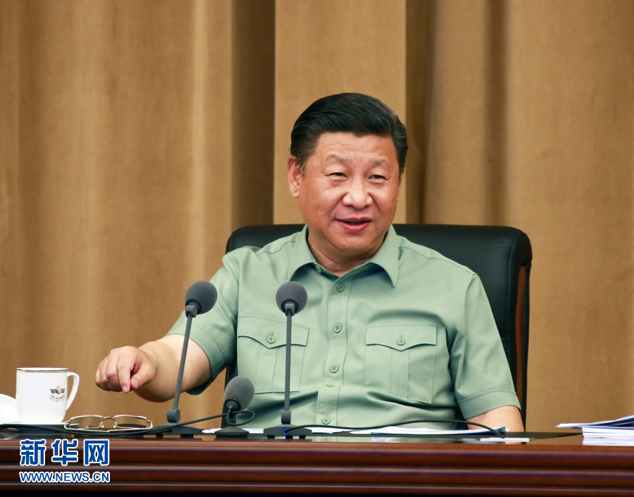 5月24日，中共中央總書(shū)記、國(guó)家主席、中央軍委主席習(xí)近平視察海軍機(jī)關(guān)，親切接見(jiàn)海軍第十二次黨代會(huì)全體代表和海軍機(jī)關(guān)正師職以上領(lǐng)導(dǎo)干部。這是習(xí)近平聽(tīng)取海軍工作匯報(bào)后發(fā)表重要講話。 新華社記者 查春明 攝 