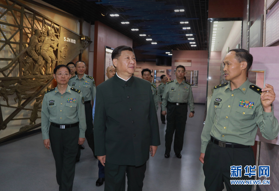 6月22日，正在山西省考察工作的中共中央總書(shū)記、國(guó)家主席、中央軍委主席習(xí)近平來(lái)到駐晉部隊(duì)某基地視察調(diào)研，代表黨中央和中央軍委，向基地組建50周年致以熱烈的祝賀，向老一輩創(chuàng)業(yè)者、廣大基地官兵致以崇高的敬意和誠(chéng)摯的問(wèn)候。這是習(xí)近平視察基地軍史館。新華社記者 李剛 攝