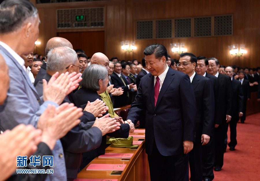 7月28日，慶祝中國人民解放軍建軍90周年文藝晚會《在黨的旗幟下》在北京人民大會堂舉行。中共中央總書記、國家主席、中央軍委主席習(xí)近平和李克強(qiáng)、張德江、俞正聲、劉云山、王岐山、張高麗等黨和國家領(lǐng)導(dǎo)人，與首都3000多名各界群眾一起觀看演出。演出開始前，習(xí)近平等與老戰(zhàn)士、老同志代表和&ldquo;八一勛章&rdquo;獲得者親切握手。新華社記者 李學(xué)仁 攝