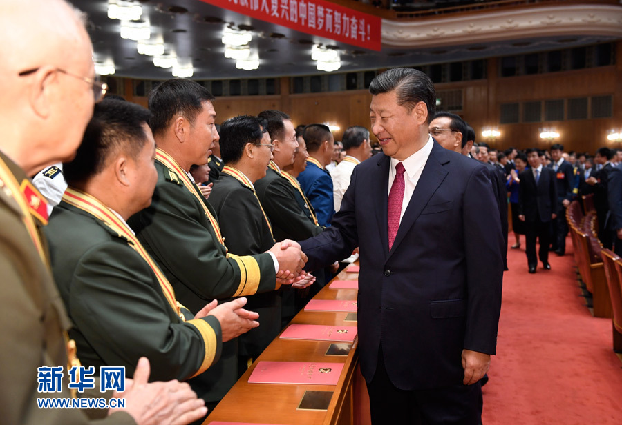 7月28日，慶祝中國人民解放軍建軍90周年文藝晚會《在黨的旗幟下》在北京人民大會堂舉行。中共中央總書記、國家主席、中央軍委主席習(xí)近平和李克強(qiáng)、張德江、俞正聲、劉云山、王岐山、張高麗等黨和國家領(lǐng)導(dǎo)人，與首都3000多名各界群眾一起觀看演出。演出開始前，習(xí)近平等與老戰(zhàn)士、老同志代表和&ldquo;八一勛章&rdquo;獲得者親切握手。新華社記者 李學(xué)仁 攝