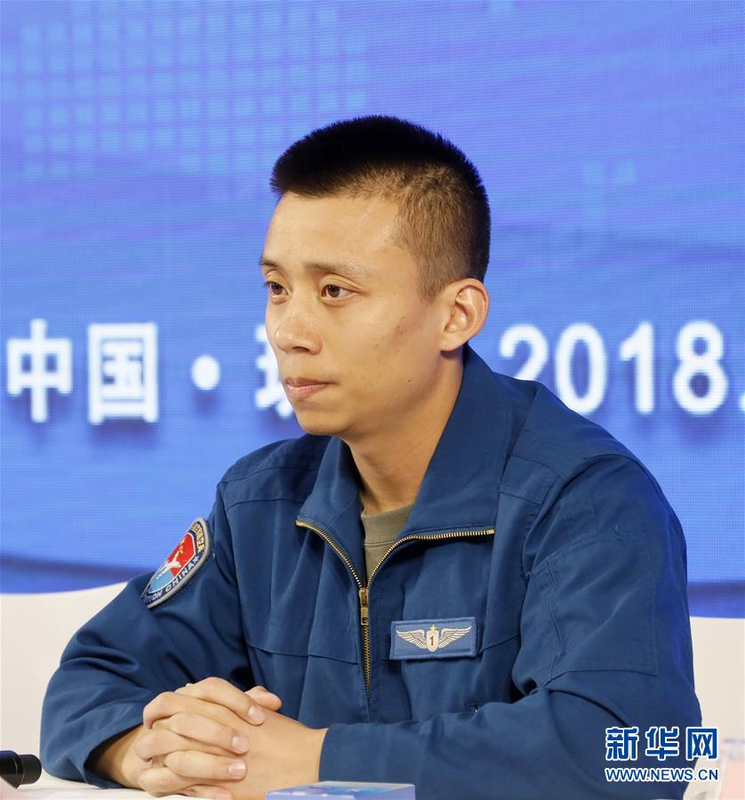 （圖文互動(dòng)）（2）中國(guó)空軍新型戰(zhàn)機(jī)飛行員&ldquo;論劍&rdquo;珠海航展