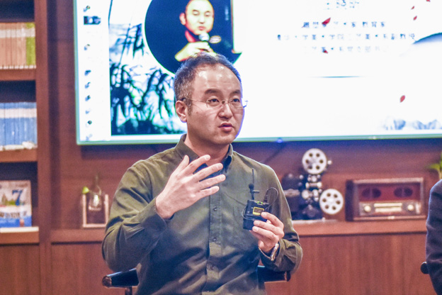 王曉昕：語言問題其實是非遺傳承所面臨的一個普遍問題。非遺傳承人可能有很好的技藝，但是因為語言問題沒有辦法與外面的人交流，就失去了傳承的機會。