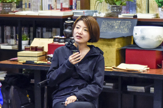 秦思：堅(jiān)持還是因?yàn)闊釔?，我一直想把有意義的事情做得有意思。我希望有更多的人來關(guān)注非遺文化，把文化融入到工藝當(dāng)中。