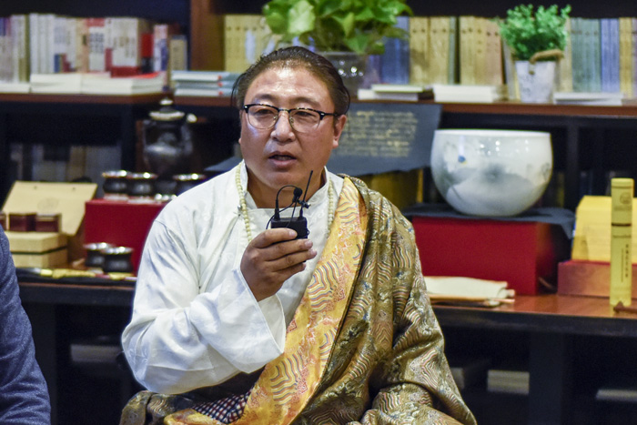 安久&middot;白瑪群加：絕對(duì)不能為了錢(qián)做手藝的傳承人，傳承手藝是因?yàn)槲覀冇袀鞒忻褡逄厣幕呢?zé)任，要時(shí)刻謹(jǐn)記這一份責(zé)任。