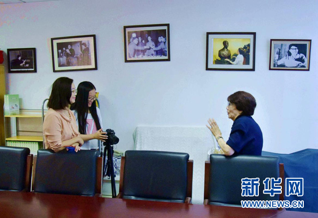 播音室里跟打仗一樣。從夜不能寐的緊張，到全神貫注的投入，用良好的習(xí)慣和過硬的專業(yè)素質(zhì)來化險為夷。