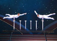 演員汪靜、高鴻陽在晚會上表演雜技《頂&mdash;&mdash;太極》