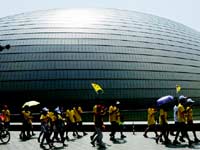 2013年&ldquo;中國(guó)尋根之旅&rdquo;夏令營(yíng)營(yíng)員們參觀國(guó)家大劇院