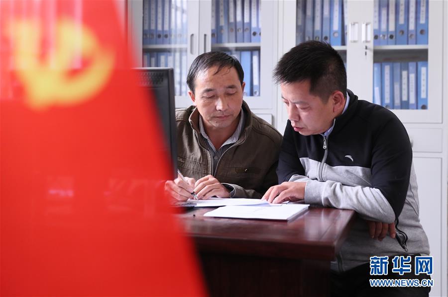 （新華全媒頭條&middot;十九大特別報(bào)道&middot;圖文互動(dòng)）（15）再塑黨的形象的偉大工程&mdash;&mdash;中國共產(chǎn)黨自身建設(shè)的五年探索之路