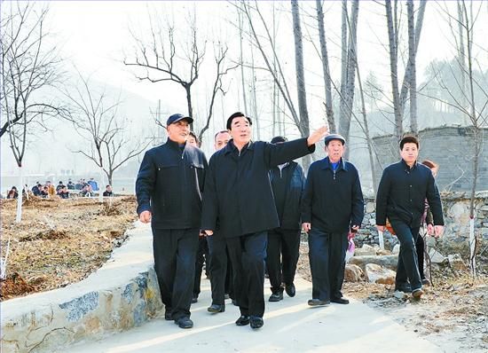 11月27日，省委書記、省人大常委會(huì)主任張慶黎到加強(qiáng)基層建設(shè)年活動(dòng)聯(lián)系點(diǎn)淶水縣悟空寺村看望慰問村民，向當(dāng)?shù)馗刹咳罕娦v黨的十八大精神。這是張慶黎在悟空寺村詳細(xì)了解村容村貌的建設(shè)情況。郭昭 攝