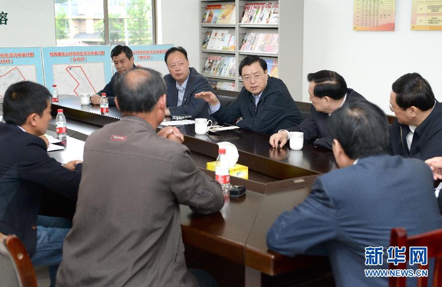 這是5月9日，張德江到湖州市妙西鎮(zhèn)調(diào)研，與基層人大代表座談。新華社記者 馬占成 攝 