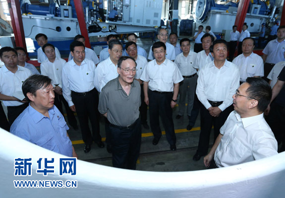 這是7月3日，王岐山在內(nèi)蒙古海裝風(fēng)電設(shè)備有限公司考察。新華社記者 龐興雷 攝 