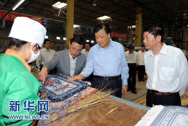 這是7月18日，劉云山在青海藏羊地毯集團有限公司調(diào)研。新華社記者 饒愛民 攝