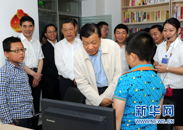 7月17日至19日，中共中央政治局常委、中央書記處書記劉云山在青海調(diào)研。這是7月18日，劉云山在西寧市南山西社區(qū)調(diào)研。 新華社記者饒愛民 攝