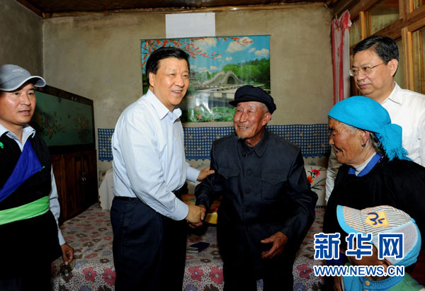 7月17日至19日，中共中央政治局常委、中央書記處書記劉云山在青海調(diào)研。這是7月17日，劉云山在海東市互助土族自治縣東山鄉(xiāng)白牙合村看望老黨員。新華社記者 饒愛民 攝