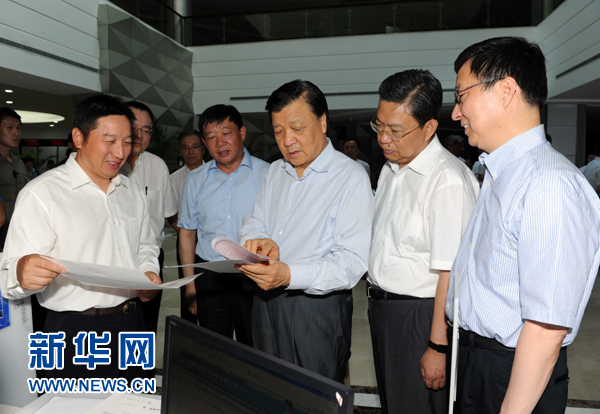  7月22日至23日，中共中央政治局常委、中央書記處書記劉云山在上海調(diào)研。這是7月22日，劉云山在中國(guó)（上海）自貿(mào)試驗(yàn)區(qū)外高橋綜合服務(wù)大廳調(diào)研。新華社記者 饒愛民 攝 