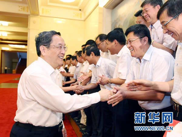 會前，俞正聲、張高麗接見援藏干部代表，向參加對口支援西藏工作的各地區(qū)各部門各單位和廣大援藏干部表示誠摯問候。新華社記者 姚大偉 攝