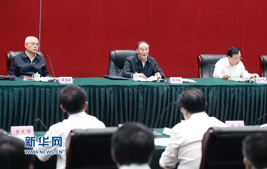5月8日至10日，中共中央政治局常委、中央紀(jì)委書(shū)記王岐山到浙江省調(diào)研，并主持召開(kāi)部分省區(qū)市紀(jì)委書(shū)記座談會(huì)。這是5月9日，王岐山在嘉興主持召開(kāi)部分省區(qū)市紀(jì)委書(shū)記座談會(huì)。新華社記者 姚大偉 攝 
