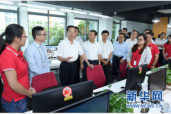9月16日至18日，中共中央政治局常委、國(guó)務(wù)院副總理張高麗在廣西調(diào)研。這是9月17日，張高麗在南寧美麗傳說公司調(diào)研承接產(chǎn)業(yè)轉(zhuǎn)移和開展跨境電子商務(wù)情況。 新華社記者張鐸攝 