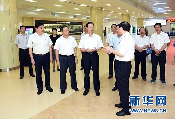 9月16日至18日，中共中央政治局常委、國(guó)務(wù)院副總理張高麗在廣西調(diào)研。這是9月17日，張高麗在南寧市公共資源交易中心對(duì)外服務(wù)大廳了解自治區(qū)簡(jiǎn)政放權(quán)有關(guān)工作。 新華社記者張鐸攝