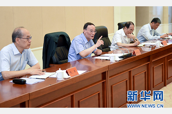 9月24日至26日，中共中央政治局常委、中央紀委書記王岐山在福建調(diào)研。這是9月25日，王岐山在上杭縣古田鎮(zhèn)主持召開座談會，聽取黨員和群眾代表對修訂廉政準則和黨紀處分條例的意見建議。新華社記者張鐸攝